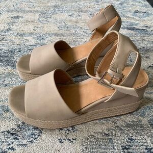 Wedge shoes. Beige colour. Perfect for summer!